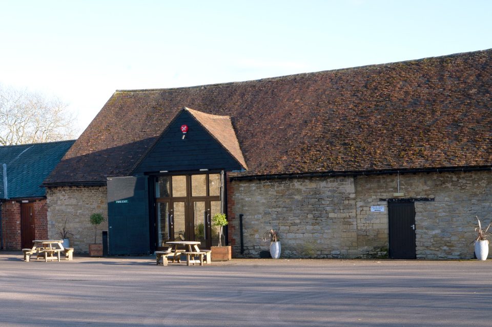 cruck barn outside (002)